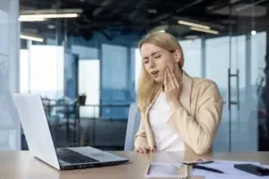 Professional Woman Feeling Toothache During Office 2024 05 15 14 17 30 Utc